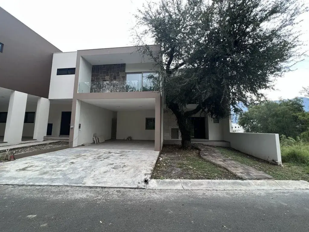 Casa en Venta en Fracc. Privado en La Joya, Carretera Nacional