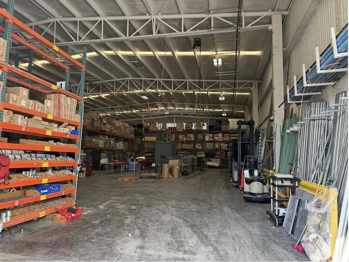 Bodega en venta en Salinas Victoria, con inquilino  1,000 m2