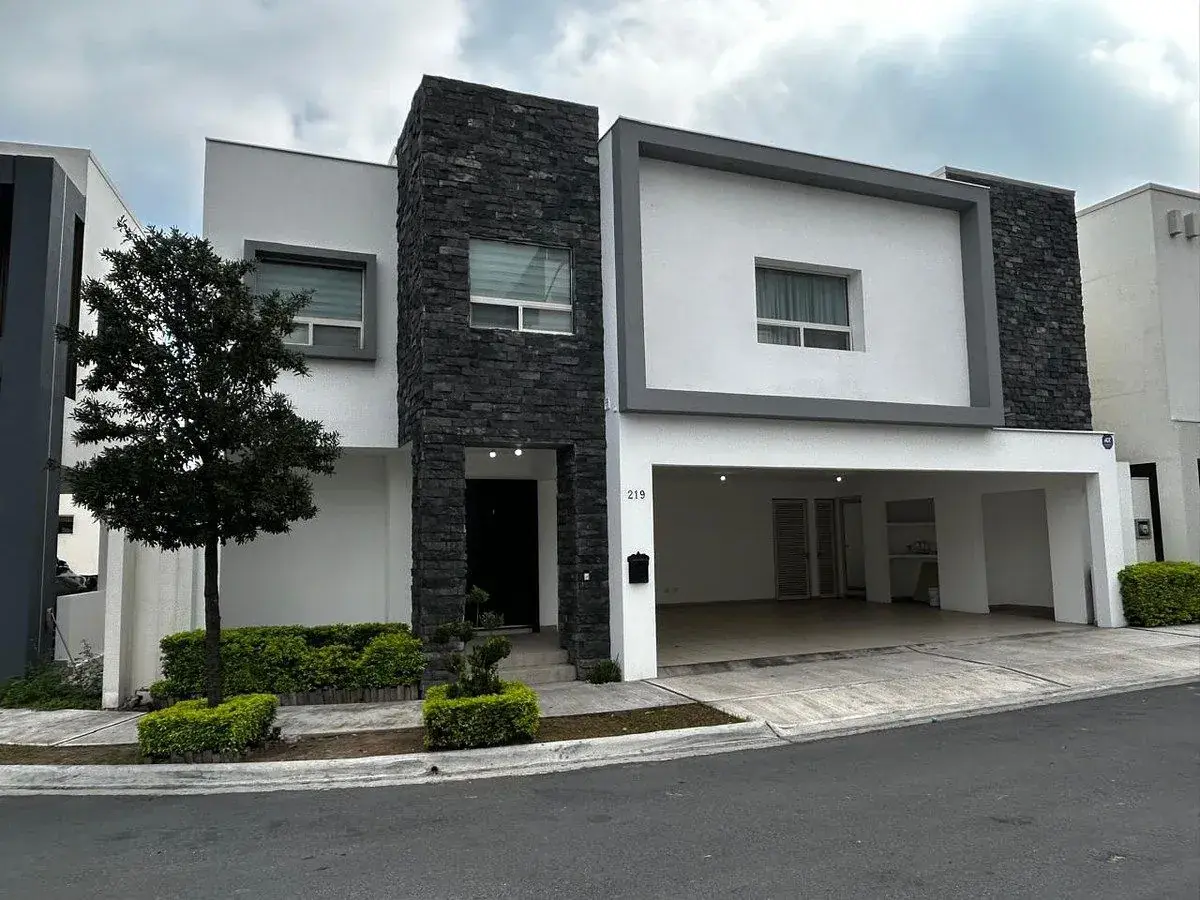 Casa en Venta en Bosques de las Cumbres C