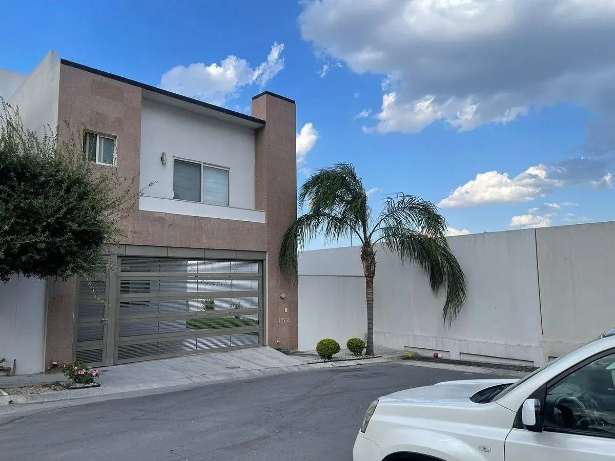 CASA EN VENTA CUMBRES SAN AGUSTIN (Terreno excedente)