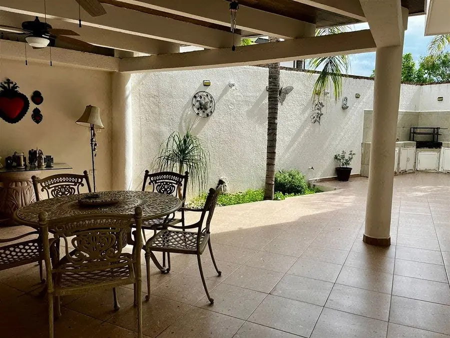 Fotografía 5 de RESIDENCIA EN VENTA EN CONTRY LA SILLA 5TO SECTOR