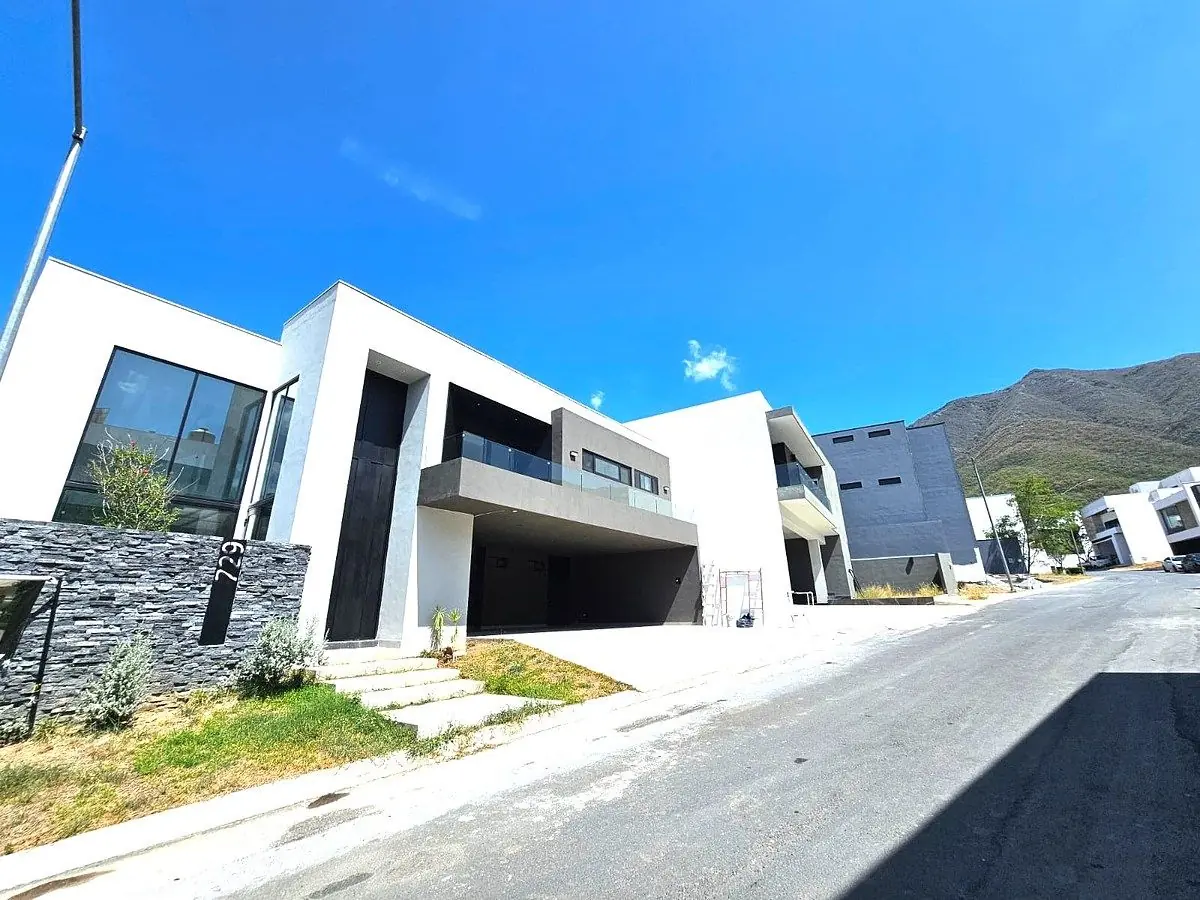 CASA EN VENTA, BOSQUES DE LAS MISIONES SECTOR ENCINO A ESTRENAR